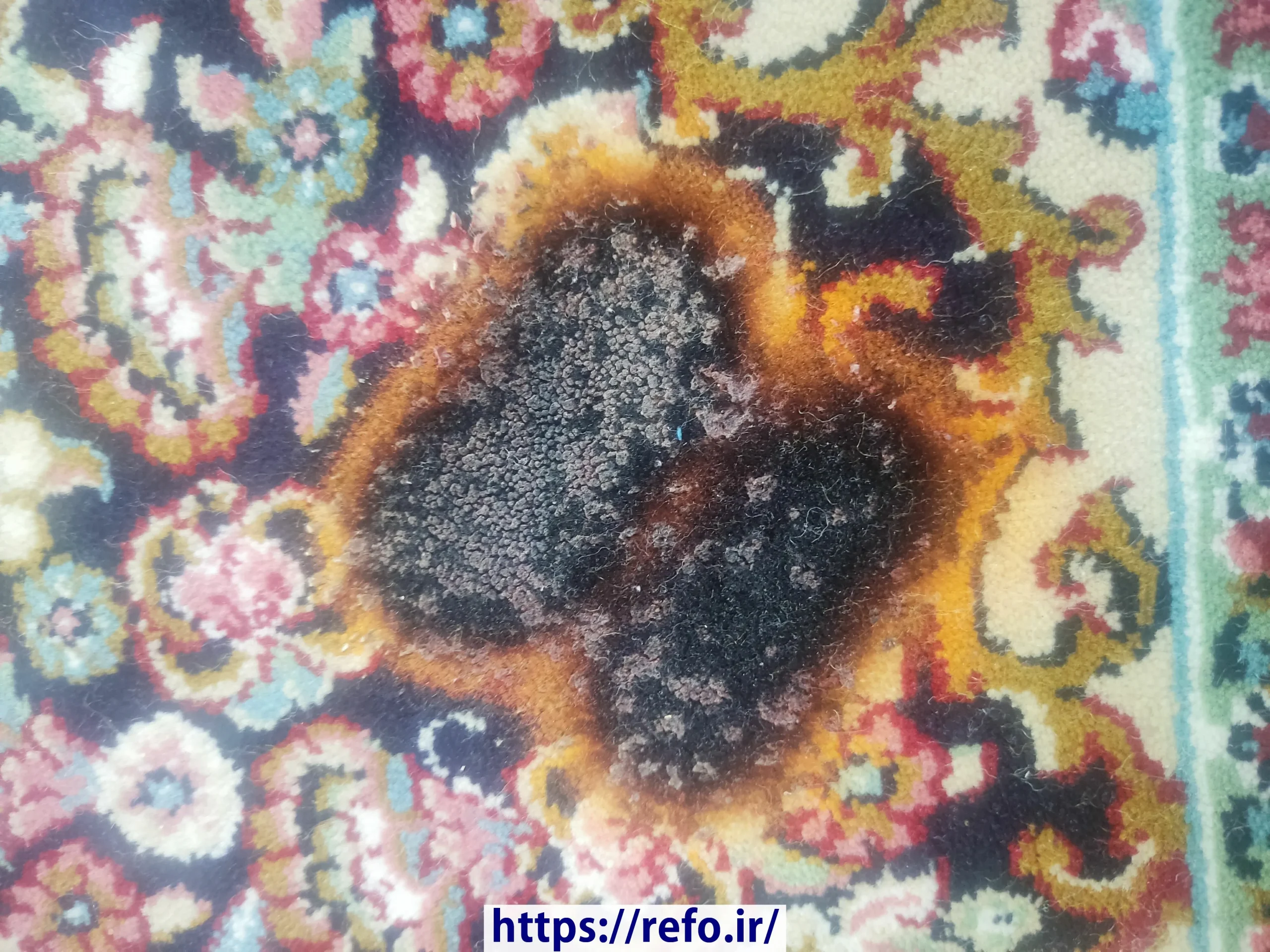 رفو سوختگی فرش زغال روی سینی